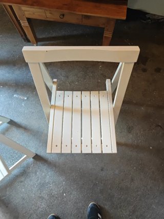 Sedie bianche in legno