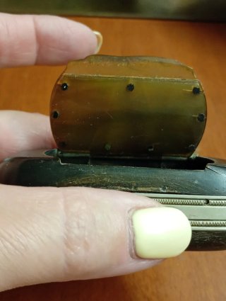 Antica tabacchiera in materiale pregiato