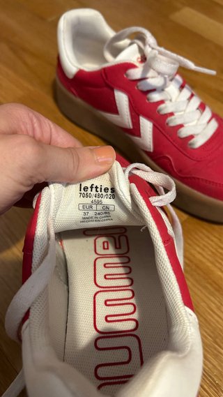 Zapatillas Hummel rojas y blancas