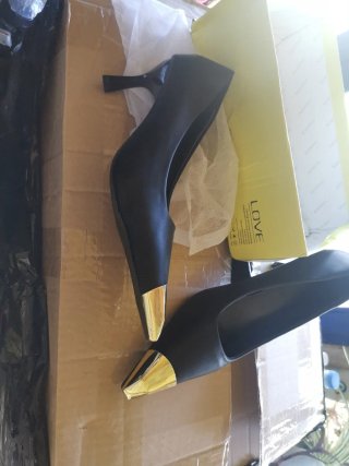 Zapatos de tacón negros con detalle dorado