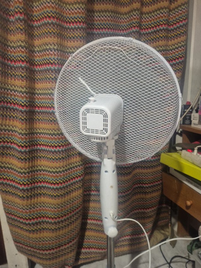Ventilador de pie blanco