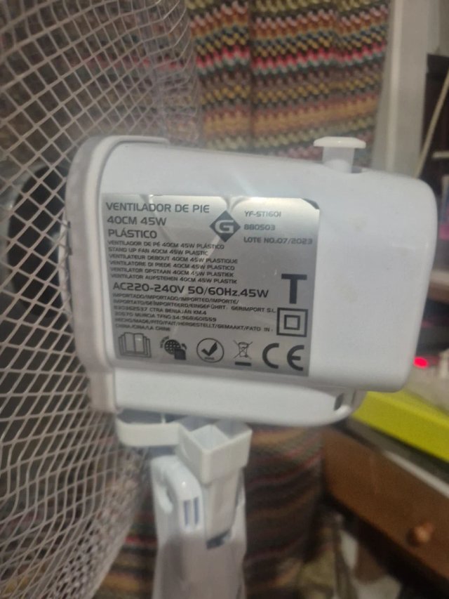 Ventilador de pie blanco