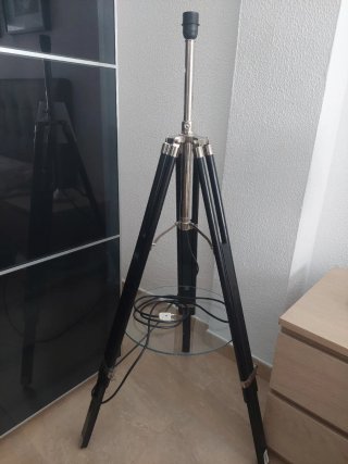 Lámpara Trípode de Madera con Estante