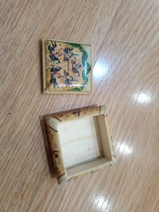 Caja de hueso de camello decorada