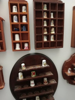 Colección de antigüedades de metal y cristal