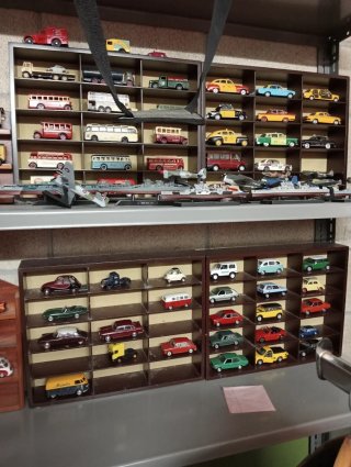 Colección de antigüedades de metal y cristal