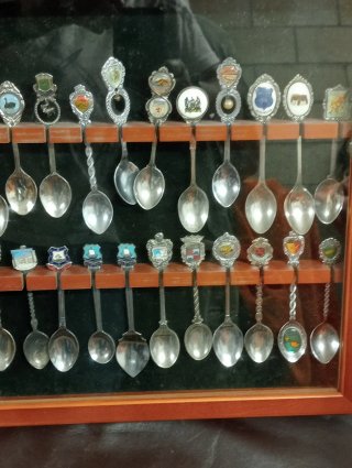 Colección de antigüedades de metal y cristal