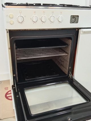 Cocina de gas butano blanca