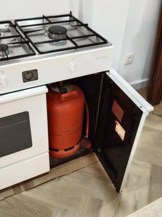 Cocina de gas butano blanca