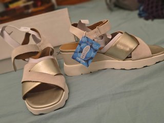 Sandalias cuña beige y doradas T39 sin estrenar