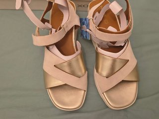 Sandalias cuña beige y doradas T39 sin estrenar