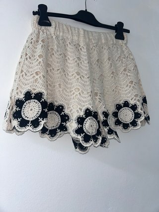 Shorts de crochet beige y negro con etiqueta