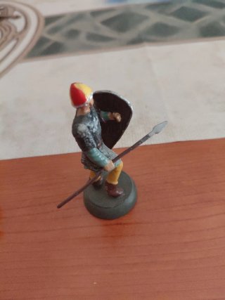Soldado medieval de plomo con lanza y escudo