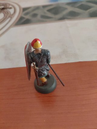 Soldado medieval de plomo con lanza y escudo