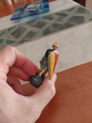 Soldado medieval de plomo con lanza y escudo