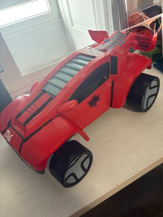 Coche de juguete grande rojo