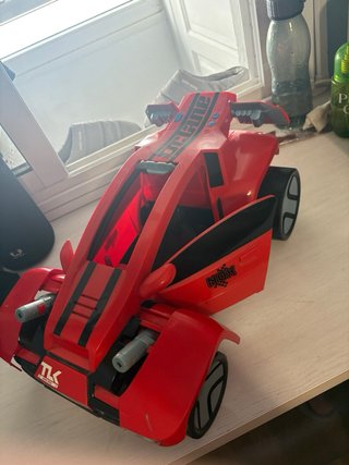 Coche de juguete grande rojo