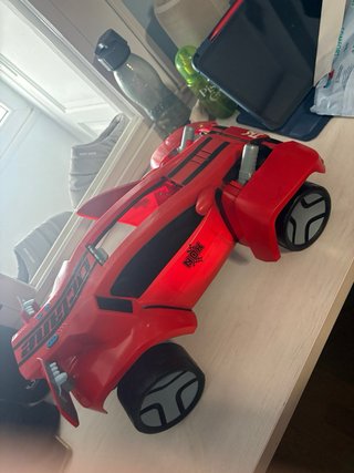 Coche de juguete grande rojo