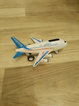 Avión de plástico blanco y azul