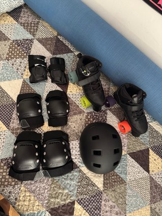 Patines y equipo de seguridad negro