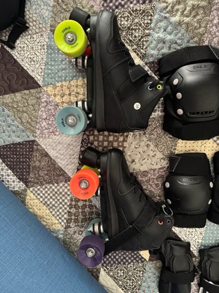Patines y equipo de seguridad negro