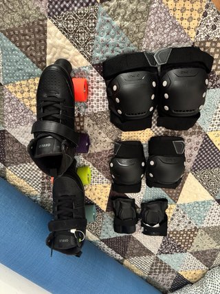 Patines y equipo de seguridad negro