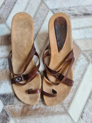 Sandalias esclavas de piel marrón tacón bajo/T 38