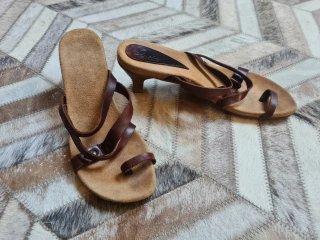 Sandalias esclavas de piel marrón tacón bajo/T 38