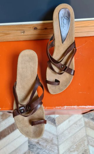 Sandalias esclavas de piel marrón tacón bajo/T 38