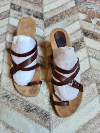 Sandalias esclavas de piel marrón tacón bajo/T 38