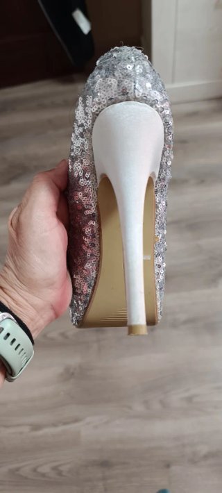 Zapatos de tacón plateados para fiesta