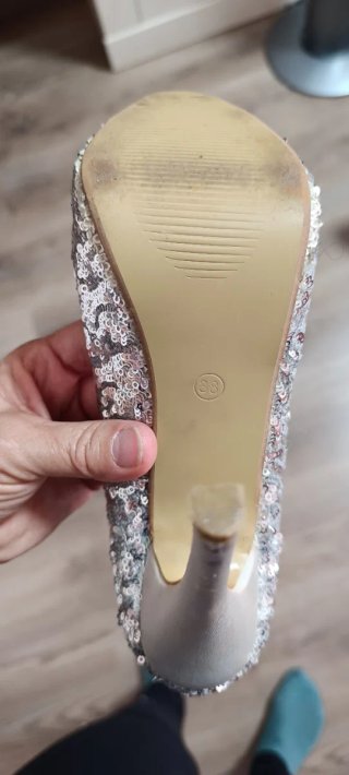 Zapatos de tacón plateados para fiesta