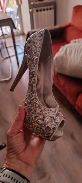 Zapatos de tacón plateados para fiesta