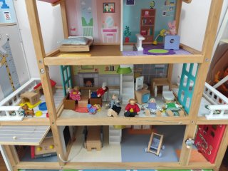 Casa de muñecas de madera