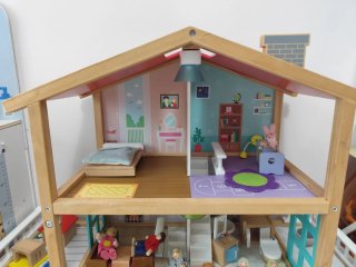 Casa de muñecas de madera