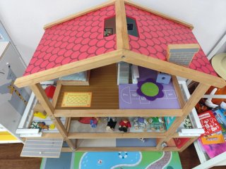 Casa de muñecas de madera