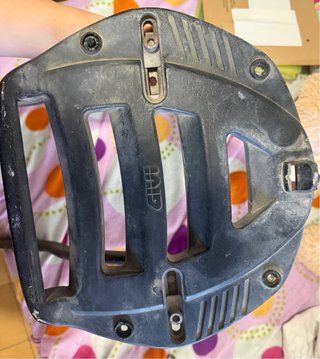 Baúl GIVI para Moto + Soporte Metálico