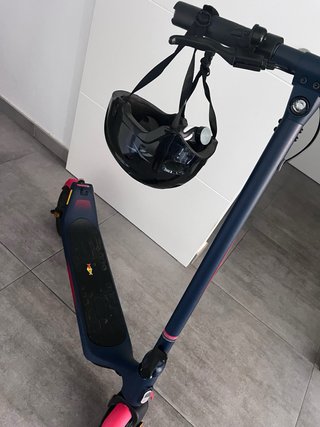 Patinete eléctrico azul marino (marca redbull)