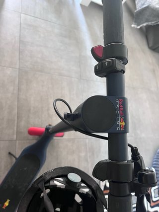 Patinete eléctrico azul marino (marca redbull)