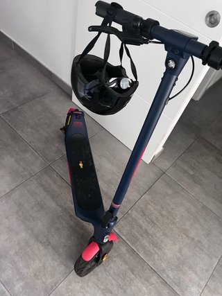 Patinete eléctrico azul marino (marca redbull)