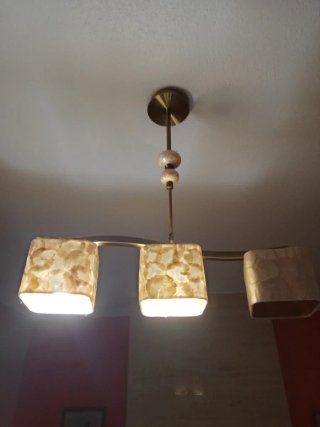Lámpara colgante beige y dorada. De Nácar