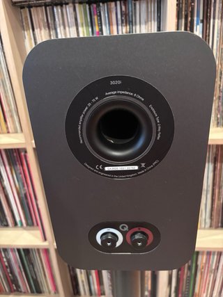 Altavoces Q Acoustics 3020i Negros con Soportes