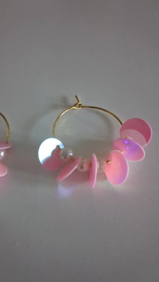 Pendientes aro dorado lentejuelas y perlas rosa