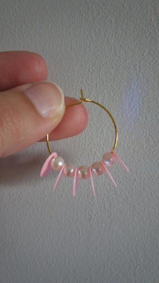 Pendientes aro dorado lentejuelas y perlas rosa