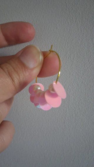 Pendientes aro dorado lentejuelas y perlas rosa