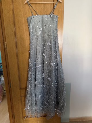Vestido de fiesta plateado con pedrería