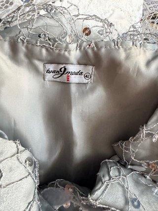 Vestido de fiesta plateado con pedrería