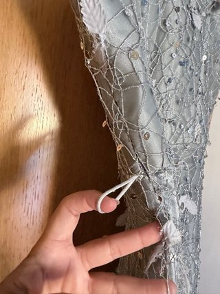 Vestido de fiesta plateado con pedrería