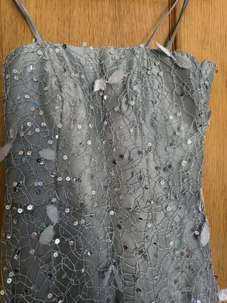 Vestido de fiesta plateado con pedrería