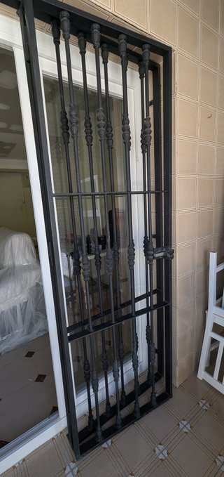 Rejas de hierro forjado con puerta